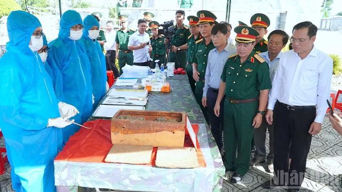 Sau khi khai quật, các tiểu quách được đưa đến khu vực chuyên môn để mở nắp và tiến hành lấy mẫu theo đúng quy định.