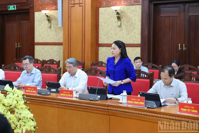 Các đồng chí lãnh đạo và các đại biểu tham dự cuộc làm việc.
