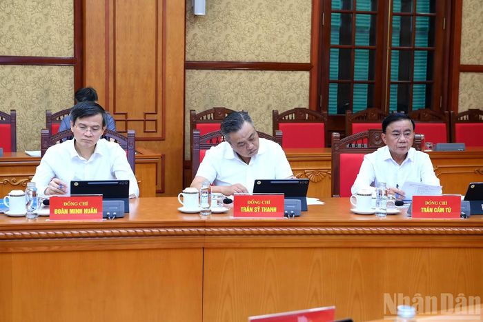  Thường trực Ban Bí thư Trần Cẩm Tú và các đồng chí lãnh đạo tham dự cuộc làm việc. 