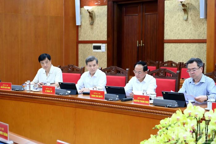 Các đồng chí lãnh đạo tham dự cuộc làm việc.