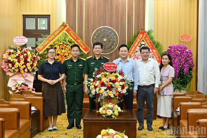  Đồng chí Phan Văn Hùng, Phó Tổng Biên tập Báo Nhân Dân tiếp đoàn công tác Bệnh viện Trung ương quân đội 108 do Đại tá Phạm Đình Sáng, Phó chủ nhiệm chính trị bệnh viện làm Trưởng đoàn. Thay mặt lãnh đạo Bệnh viện Trung ương Quân đội 108, Đại tá Phạm Đình Sáng gửi lời chúc mừng tới tập thể cán bộ, phóng viên, biên tập viên Báo Nhân Dân; đồng thời mong muốn Báo Nhân Dân tiếp tục đồng hành, tuyên truyền hiệu quả các hoạt động của bệnh viện. Tại buổi gặp mặt, hai bên trao đổi về công tác chăm sóc sức khỏe cho cán bộ, người lao động Báo Nhân Dân và định hướng tăng cường phối hợp trong công tác truyền thông thời gian tới. 