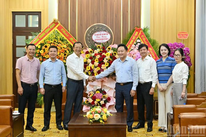 Đồng chí Phan Văn Hùng, Phó Tổng Biên tập Báo Nhân Dân tiếp đoàn công tác Bộ Giáo dục và Đào tạo do Thứ trưởng thường trực Phạm Ngọc Thưởng làm Trưởng đoàn. Hai bên nhất trí cao với mục tiêu hợp tác tuyên truyền, thông tin, đẩy mạnh hiệu quả, hiệu lực Nghị quyết 71-NQ/TW, ban hành ngày 22/8/2025, đặt mục tiêu đột phá phát triển giáo dục và đào tạo, coi giáo dục là quốc sách hàng đầu, nâng cao chất lượng, công bằng và hiện đại hóa hệ thống giáo dục Việt Nam.