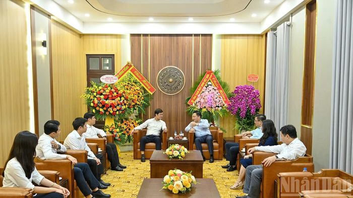Đồng chí Phan Văn Hùng, Phó Tổng Biên tập Báo Nhân Dân tiếp đoàn công tác Trung ương Đoàn Thanh niên Cộng sản Hồ Chí Minh do đồng chí Bùi Quang Huy, Ủy viên Trung ương Đảng, Bí thư thứ nhất Trung ương Đoàn làm Trưởng đoàn.