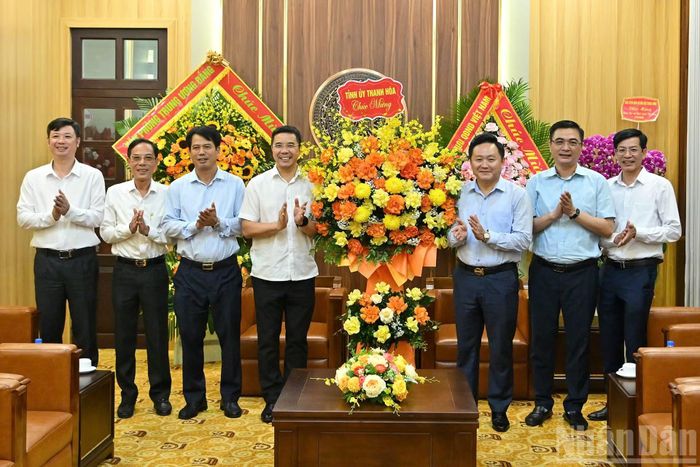 Đồng chí Phạm Văn Hùng, Phó Tổng Biên tập Báo Nhân Dân tiếp đoàn công tác tỉnh Thanh Hóa do đồng chí Nguyễn Hồng Phong, Ủy viên dự khuyết Trung ương Đảng, Phó Bí thư Thường trực Tỉnh ủy, Chủ tịch Hội đồng nhân dân tỉnh Thanh Hóa làm trưởng đoàn. Tại buổi làm việc, đồng chí Nguyễn Hồng Phong đánh giá cao sự đồng hành của Báo Nhân Dân trong công tác thông tin, tuyên truyền, quảng bá hình ảnh, tiềm năng và thế mạnh của tỉnh Thanh Hóa. Đồng chí Phạm Văn Hùng khẳng định Báo Nhân Dân sẽ tiếp tục đồng hành cùng địa phương, phản ánh kịp thời thực tiễn phát triển kinh tế-xã hội cũng như việc triển khai các chủ trương, chính sách, góp phần thúc đẩy sự phát triển của tỉnh.