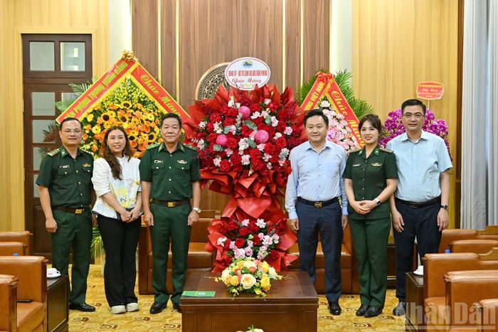 Đồng chí Phan Văn Hùng, Phó Tổng Biên tập Báo Nhân Dân tiếp đoàn Đảng ủy, Bộ Tư lệnh Biên phòng do Thiếu tướng Văn Ngọc Quế, Phó Chủ nhiệm chính trị Bộ đội Biên phòng làm Trưởng đoàn.