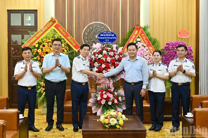 Thay mặt lãnh đạo Báo Nhân Dân, đồng chí Phạm Văn Hùng, Phó Tổng Biên tập Báo Nhân Dân cảm ơn sự quan tâm của Bộ Tư lệnh Cảnh sát biển Việt Nam; khẳng định Báo Nhân Dân sẽ tiếp tục đồng hành cùng lực lượng Cảnh sát biển Việt Nam trong công tác thông tin, tuyên truyền, góp phần lan tỏa hình ảnh người chiến sĩ Cảnh sát biển và nâng cao nhận thức của xã hội về vai trò, vị trí của biển, đảo đối với sự phát triển đất nước.