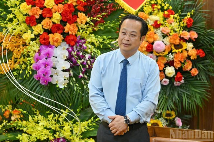  Thay mặt lãnh đạo thành phố Hà Nội, đồng chí Trần Thế Cương gửi lời chúc mừng tới tập thể lãnh đạo, cán bộ, phóng viên, biên tập viên, cộng tác viên và người lao động toàn thể Báo Nhân Dân, đồng thời bày tỏ vui mừng trước những kết quả tích cực trong chặng đường phối hợp giữa Báo và cấp ủy, chính quyền thành phố Hà Nội trong 10 năm qua (2016-2026), qua đó, hai bên đã cùng cố gắng, nỗ lực trong triển khai, phối hợp thực hiện công tác hợp tác tuyên truyền, nhất là Báo Nhân Dân đã tích cực tuyên truyền, phản ánh toàn diện về mọi mặt đời sống chính trị, kinh tế, xã hội trên địa bàn thành phố… 