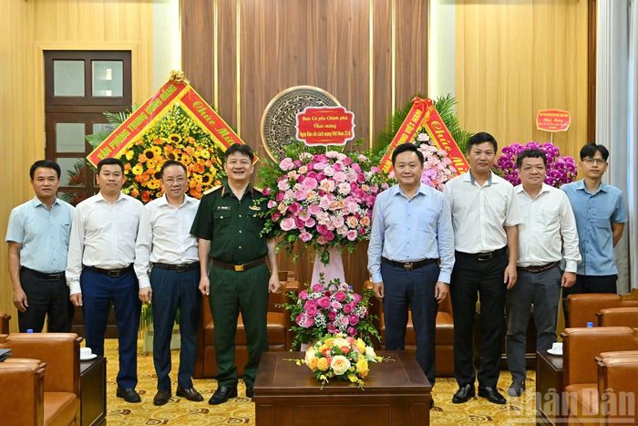  Đồng chí Phan Văn Hùng, Phó Tổng Biên tập Báo Nhân Dân tiếp đoàn công tác Ban Cơ yếu Chính phủ do Thiếu tướng Hồ Văn Hương, Phó Trưởng Ban Cơ yếu Chính phủ làm Trưởng đoàn. Thay mặt Ban Cơ yếu Chính phủ, đồng chí Hồ Văn Hương gửi lời chúc mừng Báo Nhân Dân nhân Ngày Báo chí Cách mạng Việt Nam và đánh giá cao những đóng góp của Báo trong công tác thông tin, tuyên truyền về chuyển đổi số, an toàn thông tin và an ninh mạng. Đồng chí Phạm Văn Hùng, Phó Tổng Biên tập Báo Nhân Dân cảm ơn sự quan tâm của Ban Cơ yếu Chính phủ, đồng thời mong muốn hai đơn vị tiếp tục tăng cường phối hợp trong công tác thông tin, tuyên truyền thời gian tới. 