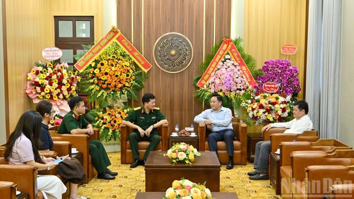 Thay mặt lãnh đạo Báo Nhân Dân, đồng chí Phạm Văn Hùng cảm ơn sự quan tâm của Ban Giám đốc, đội ngũ y, bác sĩ Bệnh viện Trung ương Quân đội 108; đồng thời bày tỏ mong muốn hai đơn vị tiếp tục phối hợp chặt chẽ, góp phần lan tỏa những thành tựu của ngành y tế quân đội và các hoạt động chăm sóc sức khỏe nhân dân.