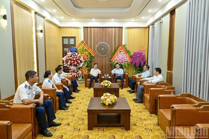 Đồng chí Phan Văn Hùng, Phó Tổng Biên tập Báo Nhân Dân tiếp đoàn Bộ Tư lệnh Cảnh sát biển Việt Nam do Trung tướng Bùi Quốc Oai, Chính ủy Cảnh sát biển Việt Nam làm Trưởng đoàn. Tại buổi gặp mặt, Trung tướng Bùi Quốc Oai cảm ơn Báo Nhân Dân thời gian qua đã luôn đồng hành, phản ánh kịp thời các hoạt động của lực lượng Cảnh sát biển Việt Nam. Trung tướng Bùi Quốc Oai nhấn mạnh, thông qua các ấn phẩm của Báo Nhân Dân, công chúng và lãnh đạo các cấp có thêm thông tin đầy đủ về nhiệm vụ, hoạt động của lực lượng; đồng thời mong muốn Báo Nhân Dân tiếp tục quan tâm, đẩy mạnh tuyên truyền về nhiệm vụ bảo vệ chủ quyền biển, đảo và xây dựng lực lượng Cảnh sát biển Việt Nam cách mạng, chính quy, tinh nhuệ, hiện đại.