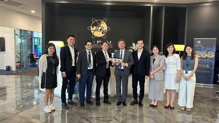 Đại sứ Đinh Ngọc Linh (thứ 5 từ phải sang) và cán bộ Đại sứ quán chụp ảnh kỷ niệm cùng lãnh đạo Trường đại học Công nghệ và Sáng tạo châu Á-Thái Bình Dương.