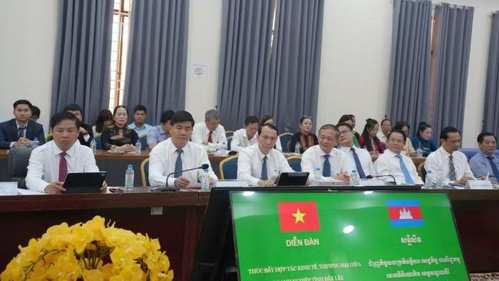 Đoàn đại biểu tỉnh Đắk Lắk dự diễn đàn.