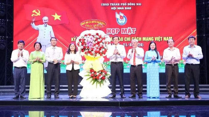 Phó Chủ tịch Hội Nhà báo Việt Nam Trần Trọng Dũng và đại diện lãnh đạo thành phố Đồng Nai chúc mừng Hội Nhà báo thành phố nhân kỷ niệm 101 năm Ngày Báo chí Cách mạng Việt Nam.
