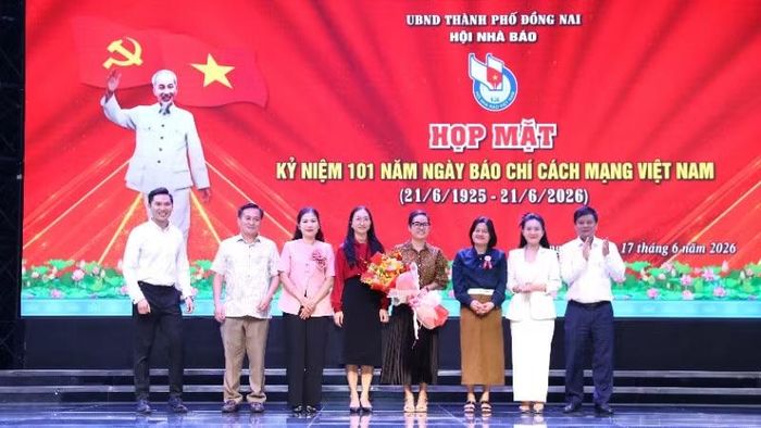 Nhà báo Trần Trọng Dũng, Phó Chủ tịch Hội Nhà báo Việt Nam tặng hoa chúc mừng nhóm tác giả đoạt Giải C Báo chí quốc gia lần thứ XX-năm 2025.