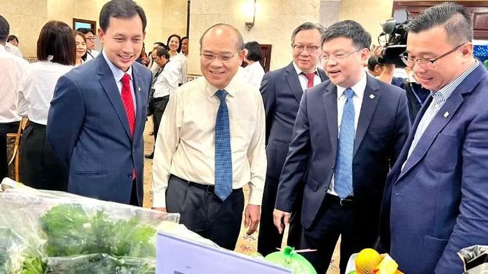 Phó Chủ tịch Ủy ban nhân dân Thành phố Hồ Chí Minh Trần Văn Bảy (áo trắng) dự và tham quan các gian hàng của các đơn vị, doanh nghiệp.