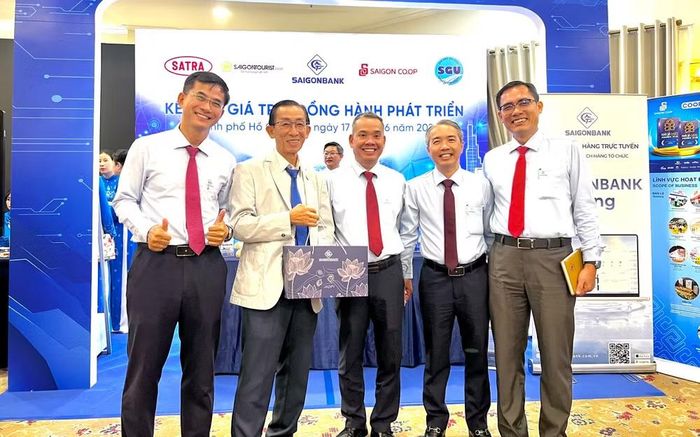 Lãnh đạo các đơn vị, doanh nghiệp chụp hình lưu niệm tại chương trình.
