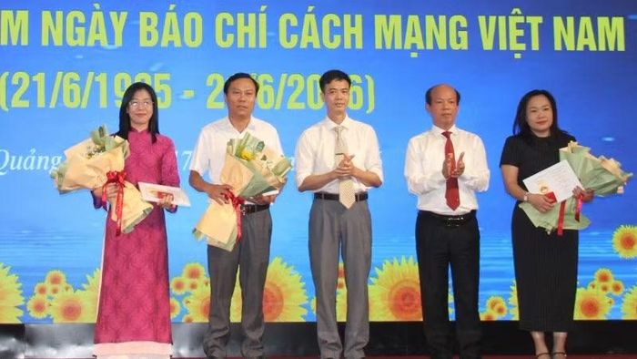 Lãnh đạo Hội Nhà báo tỉnh Quảng Trị trao Kỷ niệm chương “Vì sự nghiệp báo chí Việt Nam” của Hội Nhà báo Việt Nam tặng các hội viên có nhiều đóng góp cho công tác hội.