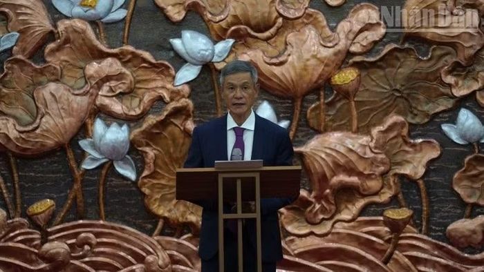 Đại sứ Nguyễn Minh Vũ phát biểu ý kiến tại buổi lễ. (Ảnh: HUY VŨ)