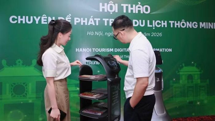 Các đại biểu trải nghiệm những ứng dụng du lịch thông minh tại hội thảo.