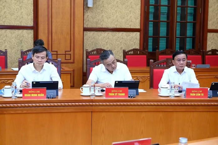 Thường trực Ban Bí thư Trần Cẩm Tú và các đồng chí lãnh đạo tham dự cuộc làm việc. (Ảnh: ĐĂNG KHOA)
