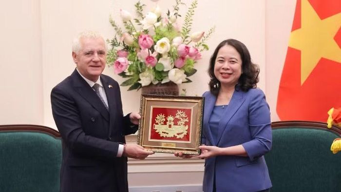 Phó Chủ tịch nước Võ Thị Ánh Xuân chúc mừng Đại sứ Marcos Antonio Bednarski.