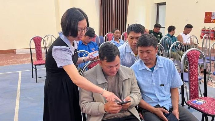 Người dân được hướng dẫn, tuyên truyền về chuyển đổi số.