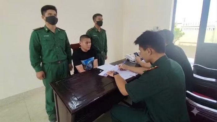 Đồn Biên phòng Cảng cửa khẩu Diêm Điền lấy lời khai đối tượng Phan Hải Triều tàng trữ ma túy. (Ảnh: Bộ đội Biên phòng cung cấp)