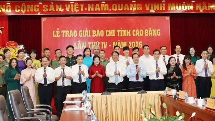 Lãnh đạo tỉnh Cao Bằng và các tác giả đoạt giải báo chí tỉnh Cao Bằng năm 2026. (Ảnh: Báo Cao Bằng)