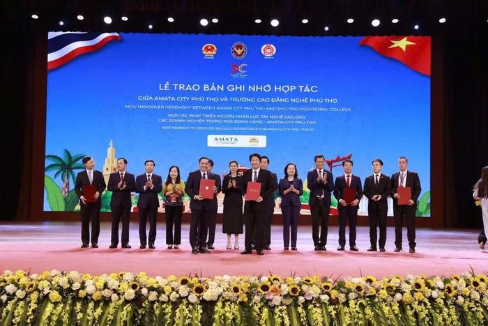 Lễ trao bản ghi nhớ hợp tác giữa doanh nghiệp Thái Lan và trường đào tạo nghề.