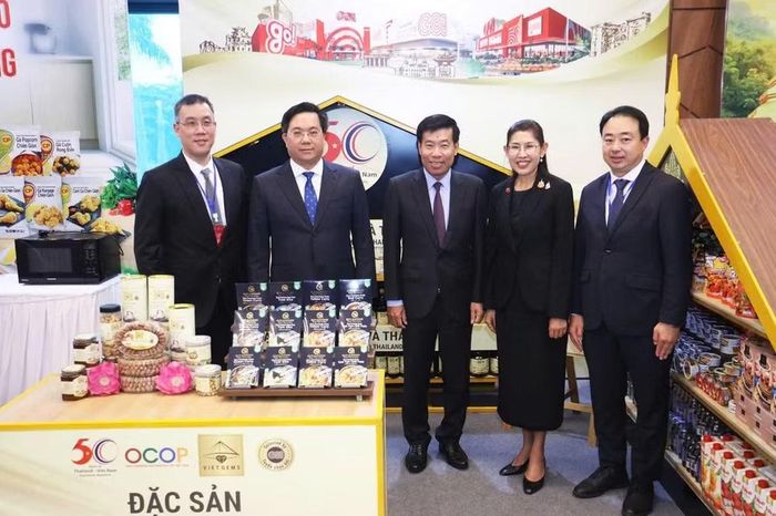 Các đồng chí lãnh đạo tham quan các gian hàng.