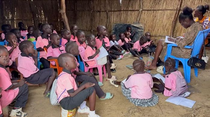 Không có bàn để viết, các em học sinh ở Abyei phải ngồi bệt trên nền đất để học bài. (Ảnh: HẢI YẾN)