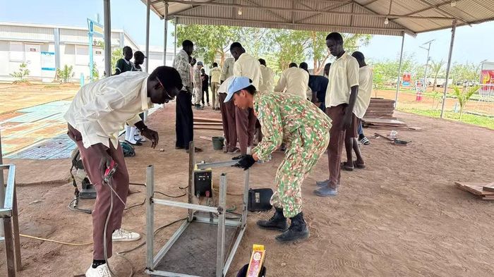 Các em học sinh Trường trung học Abyei rất hào hứng tham gia thực hành tại xưởng.