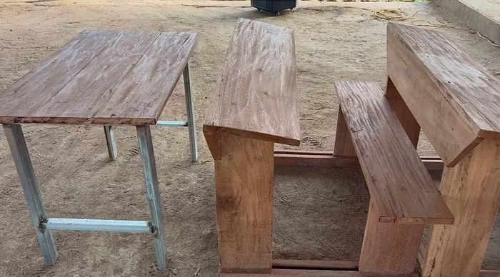 Những chiếc bàn ghế thành phẩm do chính các em học sinh trực tiếp tạo ra. (Ảnh: HẢI YẾN)