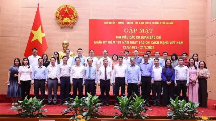 Lãnh đạo thành phố Hà Nội chụp ảnh lưu niệm với đại diện các cơ quan báo chí.