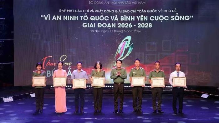  Bộ Công an trao Bằng khen cho những cá nhân, tập thể có thành tích xuất sắc trong công tác phối hợp tuyên truyền về bảo vệ an ninh trật tự. 