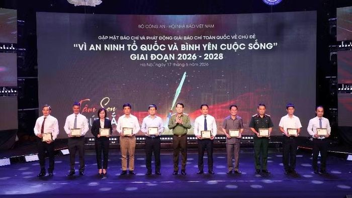 Bộ Công an trao tặng Kỷ niệm chương “Bảo vệ an ninh Tổ quốc” cho cá nhân, tập thể có thành tích xuất sắc trong công tác phối hợp tuyên truyền.