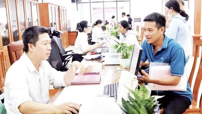 Công chức Trung tâm phục vụ Hành chính công phường Tuy Hòa, tỉnh Đắk Lắk giải quyết thủ tục hành chính cho người dân (Ảnh: DƯƠNG LÊ)