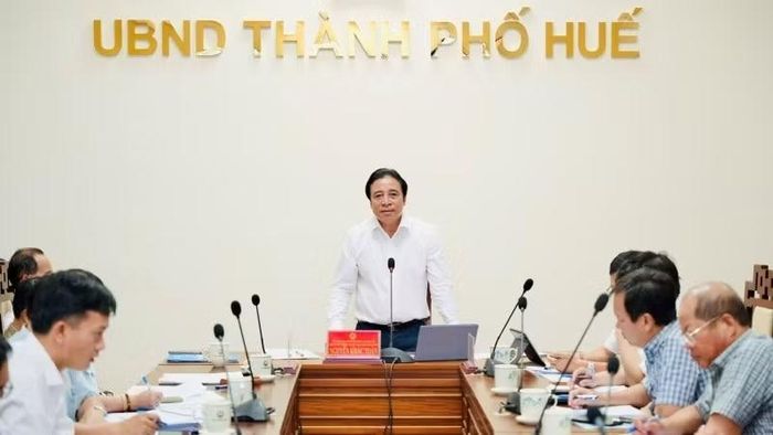 Chủ tịch Ủy ban nhân dân thành phố Nguyễn Khắc Toàn phát biểu kết luận tại cuộc họp.