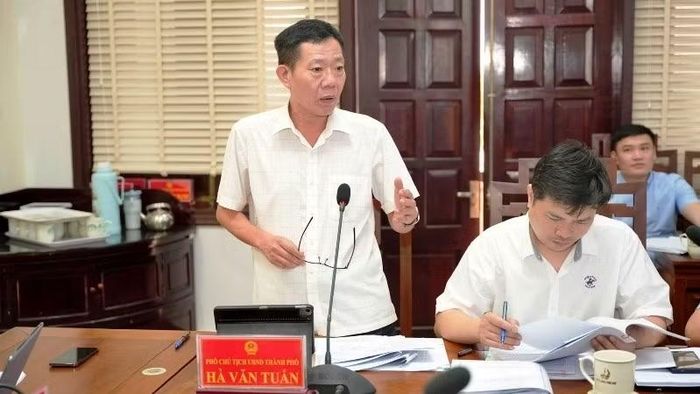 Phó Chủ tịch Ủy ban nhân dân thành phố Hà Văn Tuấn phát biểu ý kiến tại cuộc họp.