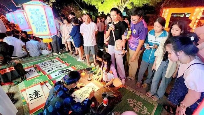 Tính riêng 5 tháng đầu năm 2026, thành phố Huế đón gần 3,6 triệu lượt khách, doanh thu du lịch đạt khoảng 8.300 tỷ đồng, tăng gần 70% so cùng kỳ năm trước.