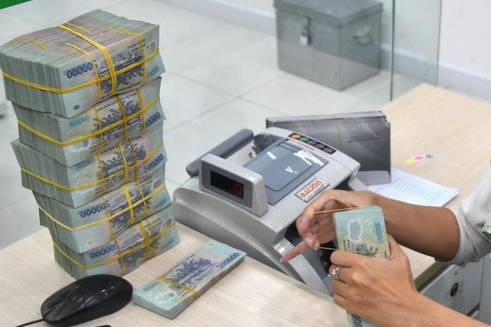 Nhu cầu vay vốn tăng mạnh khiến các ngân hàng thương mại đứng trước áp lực tăng lãi suất để huy động vốn. Ảnh: TẤN THẠNH