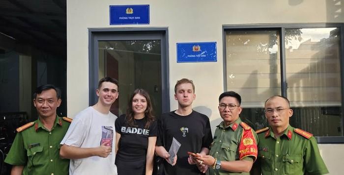 Du khách vui mừng khi nhận lại tài sản