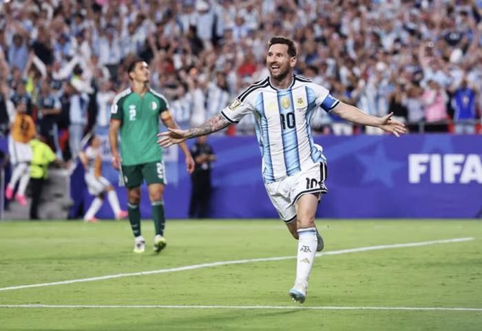 Messi nhân đôi cách biệt sau một giờ thi đấu