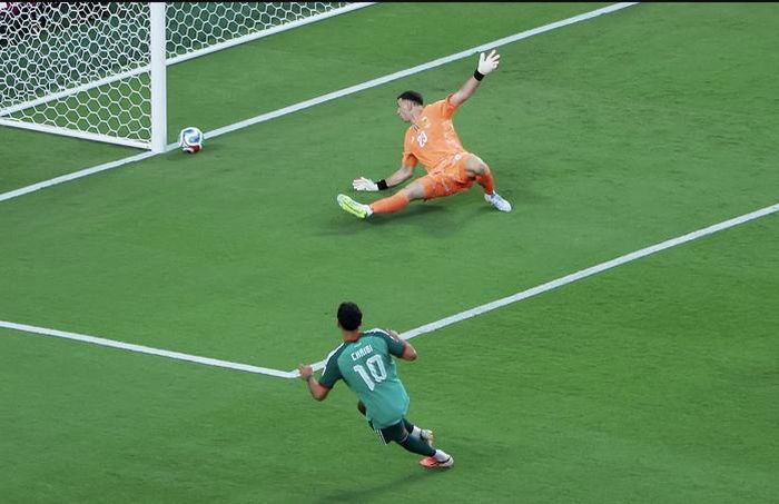 Argentina thót tim khi Fares Chaibi sút tung lưới thủ môn Emiliano Martinez