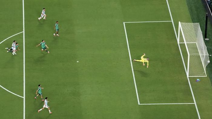 Siêu phẩm của Messi mở màn bữa đại tiệc tại sân Kansas City