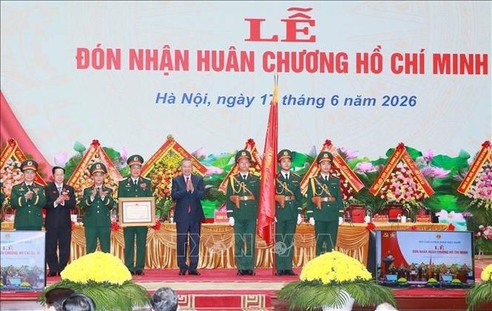 Tổng Bí thư, Chủ tịch nước Tô Lâm trao Huân chương Hồ Chí Minh tặng Hội Cựu chiến binh Việt Nam. Ảnh: TTXVN.