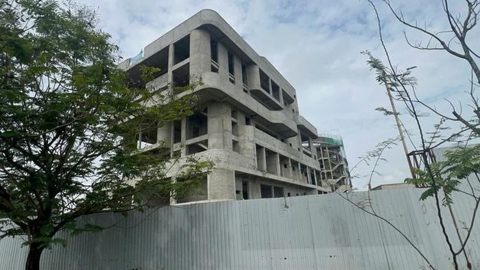 Tòa nhà CNTT TP Huế đang dang dở.