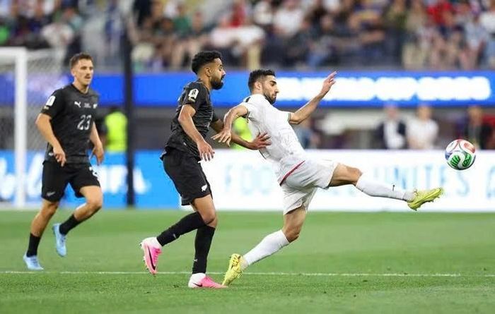 Iran (phải) 2 lần gỡ hòa trước New Zealand để giữ lại 1 điểm trong ngày ra quân (Ảnh: FIFA)