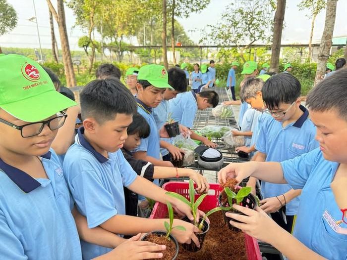 Học sinh trải nghiệm trồng hoa lan