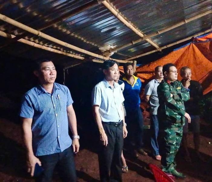 Đại diện UBND xã Phú Nghĩa thăm hỏi và động viên gia đình nạn nhân